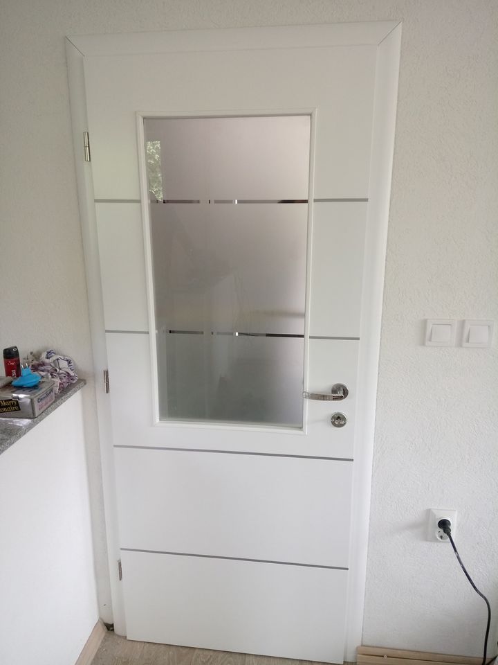 Sandgestrahltes Glas mit durchsichtigen Linien