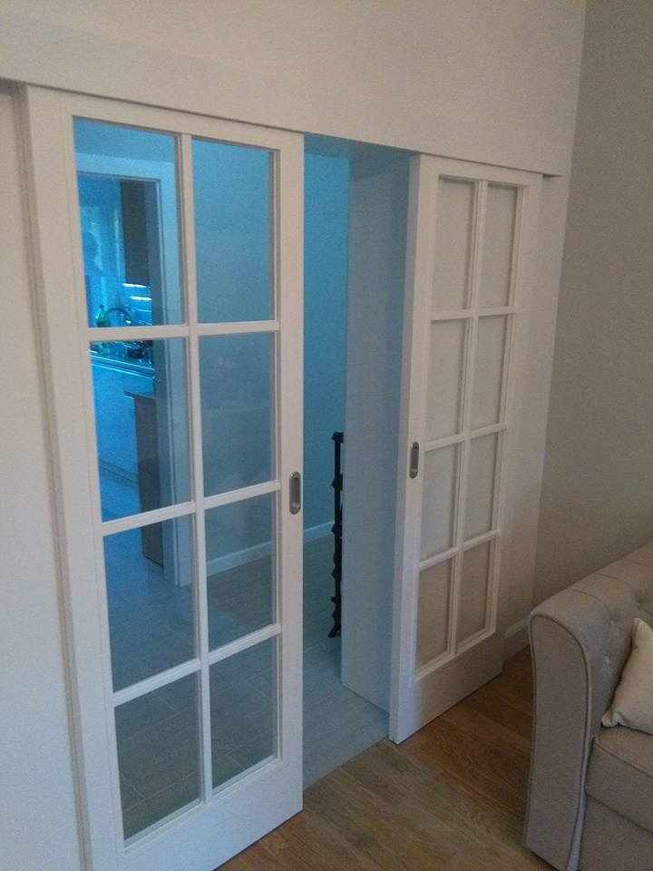 Innentüren aus Glas mit Holzsprossen