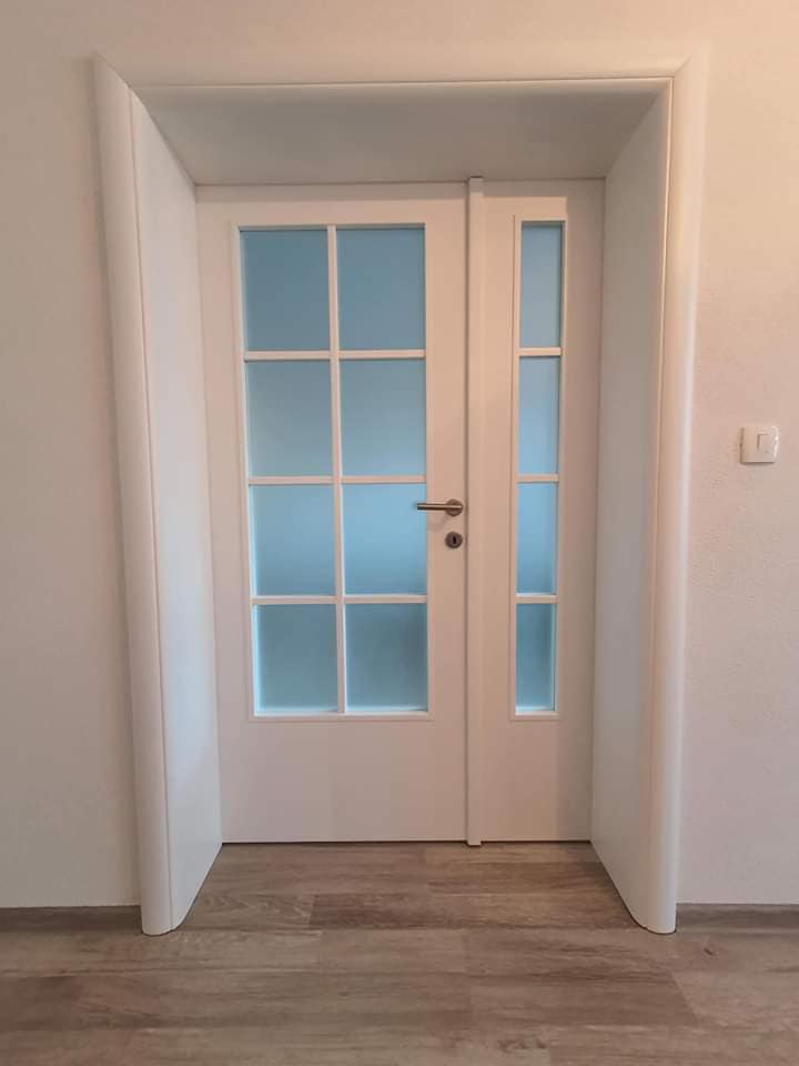 Innentüren aus Glas mit Holzsprossen